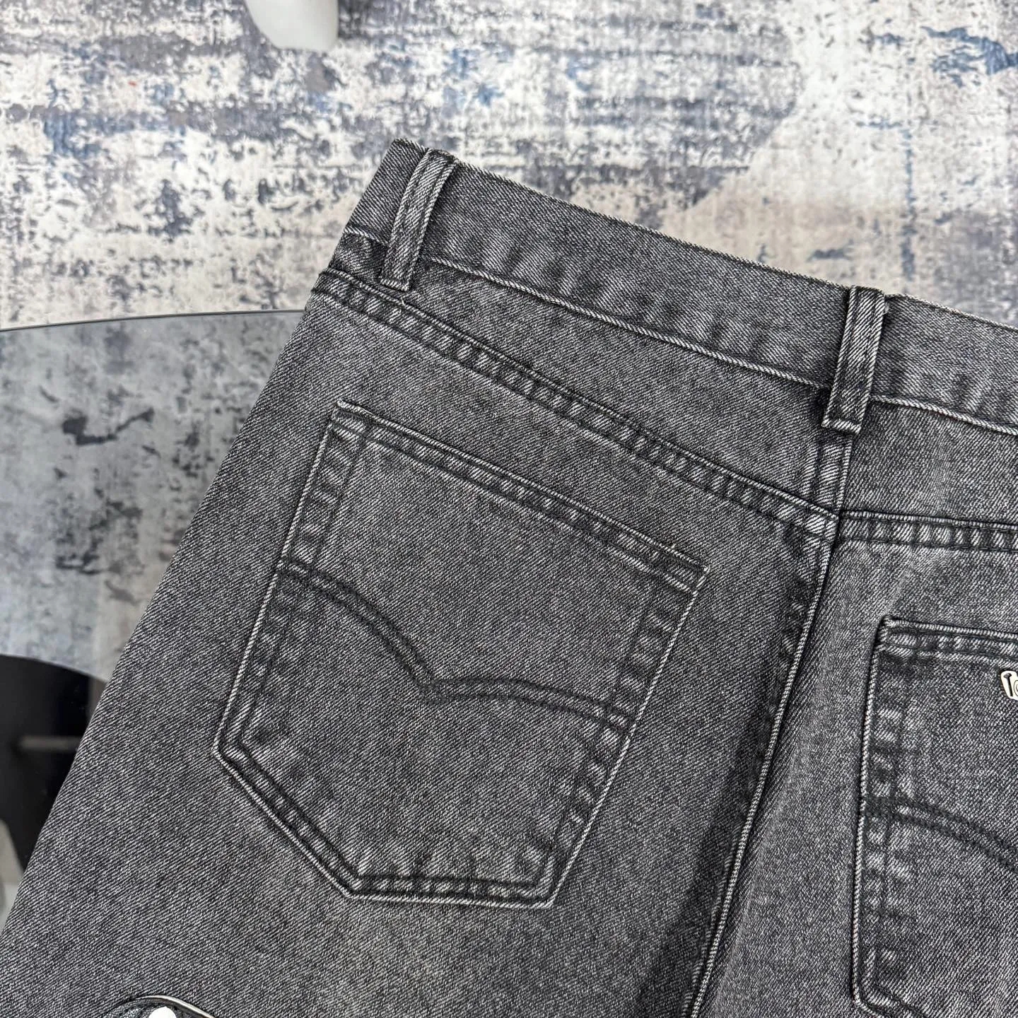 P300 Chrome Hearts CH Chrome Hearts three-color patchwork leather grimace element rapper Nomi's same style cross jeans, truly restores the ultimate vintage texture (no original standard flat version) Italian special cowhide print and then cut, custom-made sheepskin three-layer thick line leather, the whole body is spliced in heavy water washing process, craftsmen hand-splash ink, you can see the details, three-dimensional cutting version, loose and comfortable, not picky about the figure, tall and slim, factory Seiko, original factory quality control, same style for men and women Can be matched with couples. Versatile recommendation. Must-have jeans for all seasons. Color: black Size: S-XL (28-36)